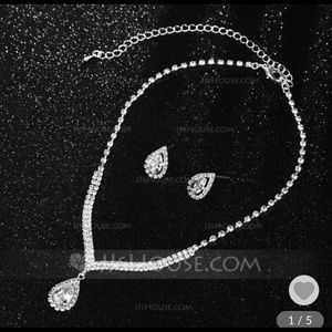 Tear drop necklace and earrings set